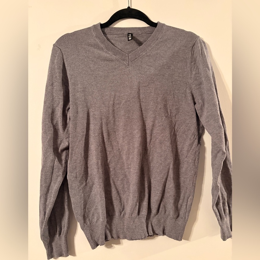 Elegant Men's V-Neck Sweater in Gray